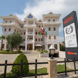Hotel Vila Zeus，位于Rinas的酒店