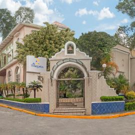 Centro Hotel Villa las Margaritas，位于贾拉普的酒店