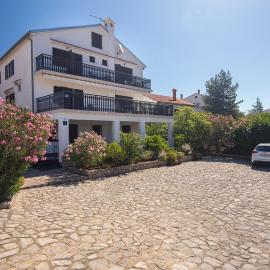 Rooms Miramare，位于克尔克的酒店