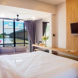 Home by the Bridge Hotel，位于甘烹碧的酒店
