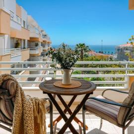Fantastic Seaside Family Apartment with Pool，位于帕雷迪的酒店