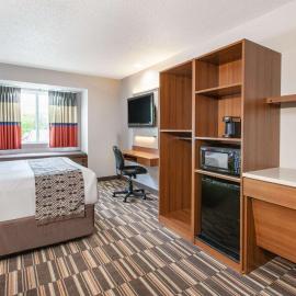 Microtel Inn & Suites by Wyndham Pittsburgh Airport，位于罗宾逊镇的酒店