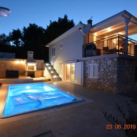 Dreamlodge - Luxe Dalmatian Villa, private pool, parking, mooring, breathtaking sea & mountain view, at 150 m from idyllic private beach，位于罗加克的酒店