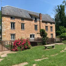 Le Moulin Bleu，位于Saint Cyr-sous-Dourdan的酒店