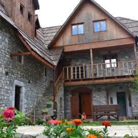 Shpella Guesthouse Theth，位于泰斯的酒店
