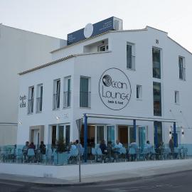 Ocean Lounge，位于阿尔啼的酒店