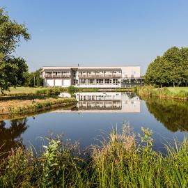 Golfhotel & Restaurant Lindenhof，位于巴特菲尔伯尔的酒店