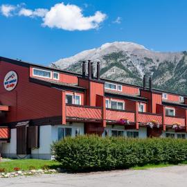 Rocky Mountain Ski Lodge，位于坎莫尔的酒店