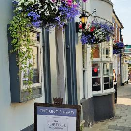 Kings Head Holt，位于霍尔特的酒店