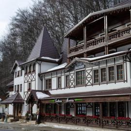 Conac Bavaria，位于布什泰尼的酒店