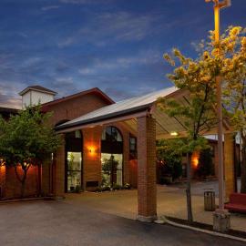 Howard Johnson by Wyndham Waukegan Great Lakes，位于沃基根的酒店