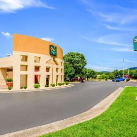 Quality Inn Roanoke Airport，位于罗阿诺的酒店