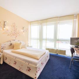 Europa Hotel Garni free parking，位于菲尔特的酒店