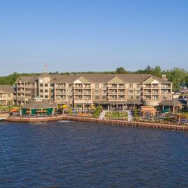 Chautauqua Harbor Hotel - Jamestown，位于Celoron的酒店