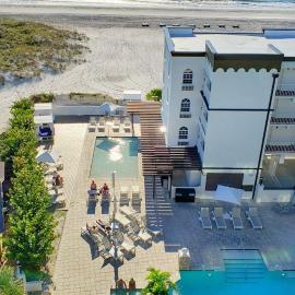 Barefoot Beach Club，位于圣徒皮特海滩的酒店