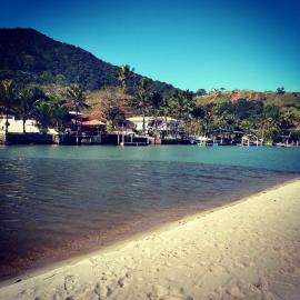 Suítes Km18praia，位于巴拉尤娜的酒店