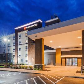 Best Western Plus Wilkes Barre-Scranton Airport Hotel，位于皮茨顿的酒店
