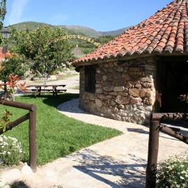 Complejo Rural Los Chozos Valle del Jerte，位于赫尔特的酒店