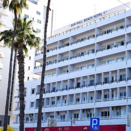 Sun Hall Beach Hotel Apartments，位于拉纳卡的酒店