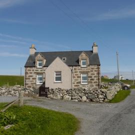 Sineag's Cottage，位于Pollachar的酒店