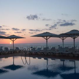 Island Luxurious Suites Hotel and Spa，位于内坦亚的酒店