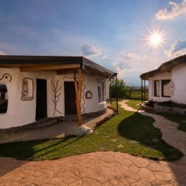 Cob Village - Casute din lut, self check-in, experienta in natura，位于Berca的酒店