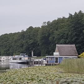 Hausboot Mirabella am Müritz Nationalpark Festanliegend，位于米罗的酒店