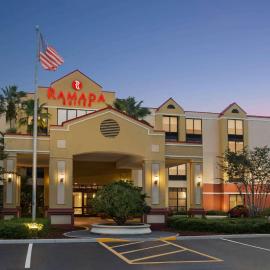Ramada by Wyndham Suites Orlando Airport- Free Airport Shuttle，位于奥兰多的酒店