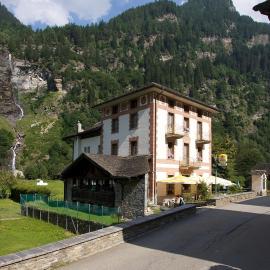 Hotel La Cascata，位于Rossa的酒店