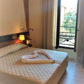 HOTEL DOZZA，位于多扎的酒店