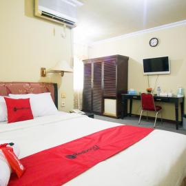 RedDoorz plus near Pelabuhan Bitung，位于Bitung的酒店