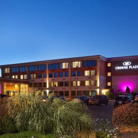 Crowne Plaza Boston - Woburn by IHG，位于沃本的酒店