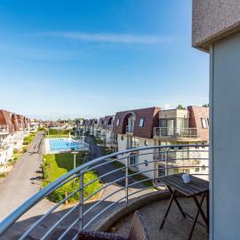Modern Apartment with Terrace & public Pool，位于布列登的酒店