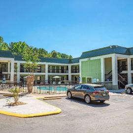 Quality Inn & Suites near Six Flags - Austell,位于奥斯特的酒店
