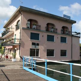 Albergo Ristorante Punta Dell'Est，位于克鲁斯安湖的酒店