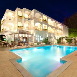 Kronos Hotel，位于帕拉塔蒙的酒店