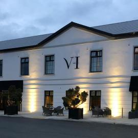 The Village Hotel, Bar and Restaurant，位于贝提斯顿的酒店