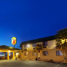Super 8 by Wyndham Alamogordo - White Sands，位于阿拉莫戈多的酒店