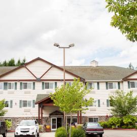 FairBridge Inn & Suites DuPont，位于杜邦的酒店