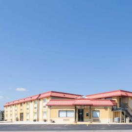 Super 8 by Wyndham Clinton，位于克林顿的酒店