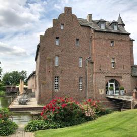 Burg Obbendorf，位于Niederzier的酒店