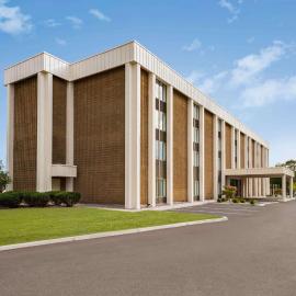 Super 8 by Wyndham Liverpool/Syracuse North Airport，位于利物浦的酒店