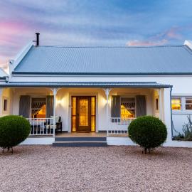 Karoo Masterclass House and Karoo Masterclass Cottage - Accommodation Prince Albert，位于艾伯特王子镇的酒店
