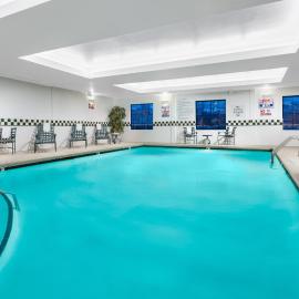 Holiday Inn & Suites Raleigh Cary by IHG，位于卡瑞的酒店