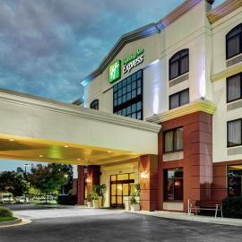 Holiday Inn Express Richmond Airport by IHG,位于桑兹顿的酒店