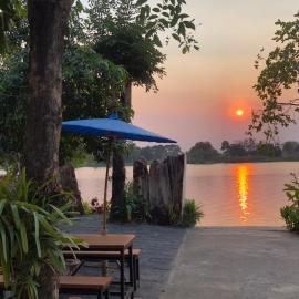 Ruen Thai Ban Rim Nam，位于甘烹碧的酒店