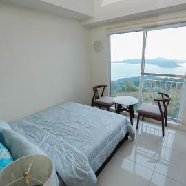 A2JSuites Bedroom Taal View Luxury Smart Home Suite Near Skyranch