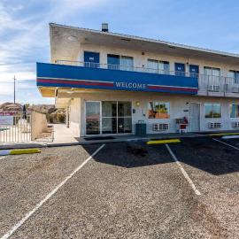 Motel 6-Needles, CA，位于针城的酒店