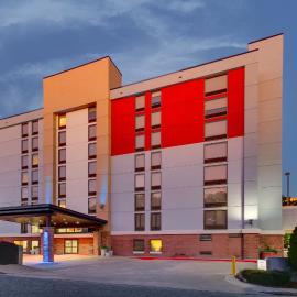 Holiday Inn Express & Suites Atlanta Perimeter Mall Hotel by IHG，位于桑迪斯普林斯的酒店