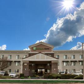 Holiday Inn Express Hotel & Suites Lincoln-Roseville Area by IHG，位于罗斯维尔的酒店